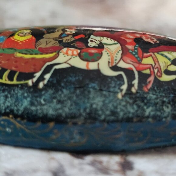 Russian Hand-Painted Lacquer Brooch – Troika Snow Scene – Fine Detail Exquisite - Picture 5 of 5